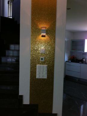 Wand mit Gold-Glasmosaik